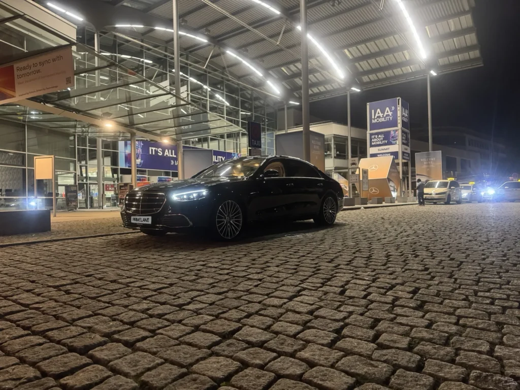 PRIMELANE S-Klasse bei Nacht vor dem Eingang der IAA Mobility in München