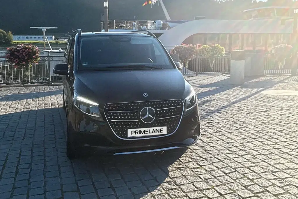 PRIMELANE Mercedes V-Klasse vor Bergkulisse