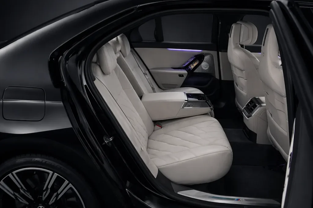 Fond einer Premium-Limousine mit hellen Ledersitzen