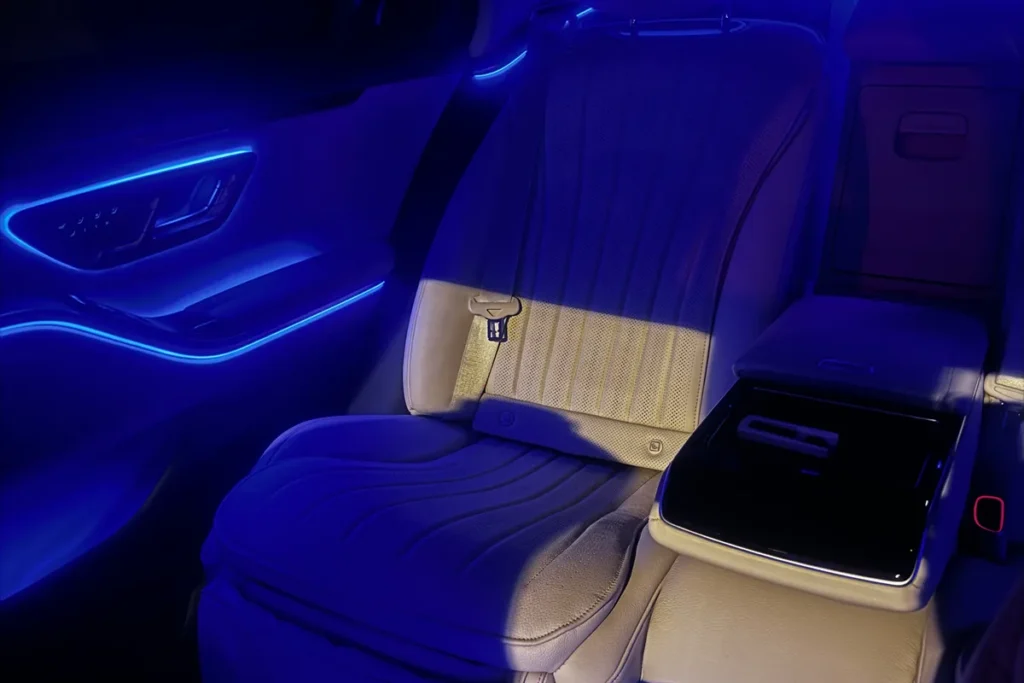 Fond der Mercedes S-Klasse mit blauer Ambientebeleuchtung am Abend
