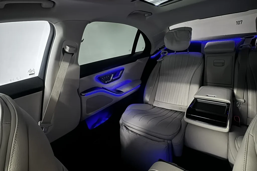 Fond der Mercedes S-Klasse mit Panoramadach und Ambientebeleuchtung