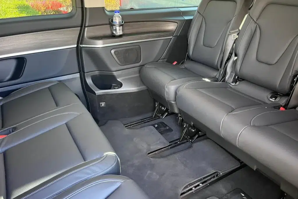 Innenraum der Mercedes V-Klasse mit Einzelsitzen und viel Platz
