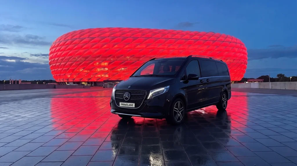 PRIMELANE Mercedes V-Klasse vor der beleuchteten Allianz Arena in München